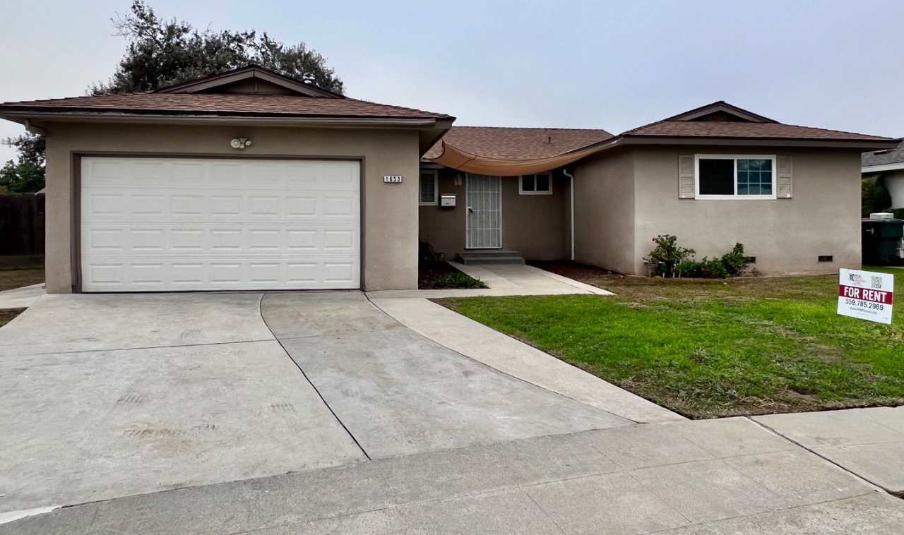 $2,495 Sierra  Cedar, 4 bedroom House - Fresno / Spacious Backyard / Fresh Paint / New Floors