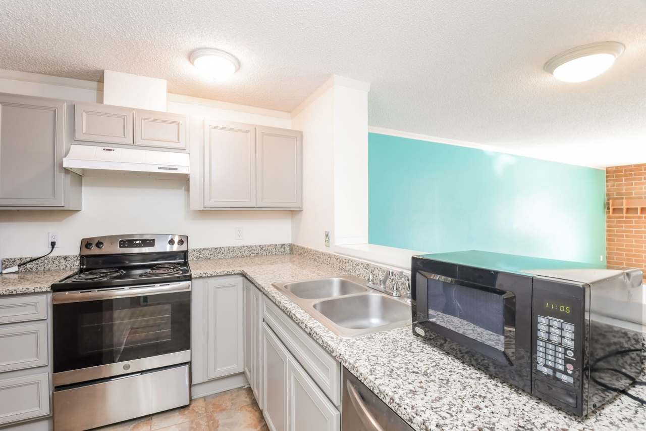 Charming 1-Bedroom Condo in Plaza de Monaco – Prime Southeast Denver Location with Resort-Style Amenities!