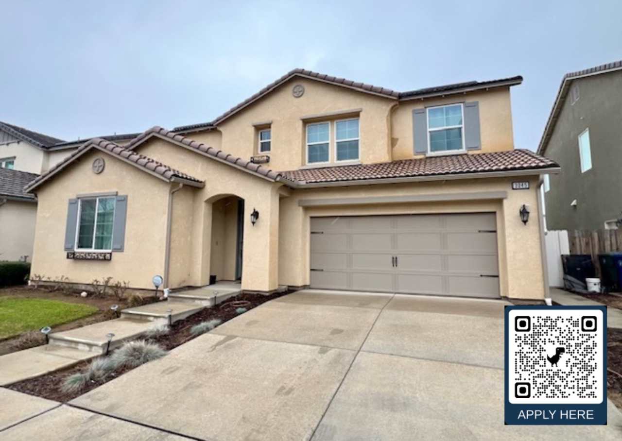 Beautiful 4 Bedroom Home in Clovis!