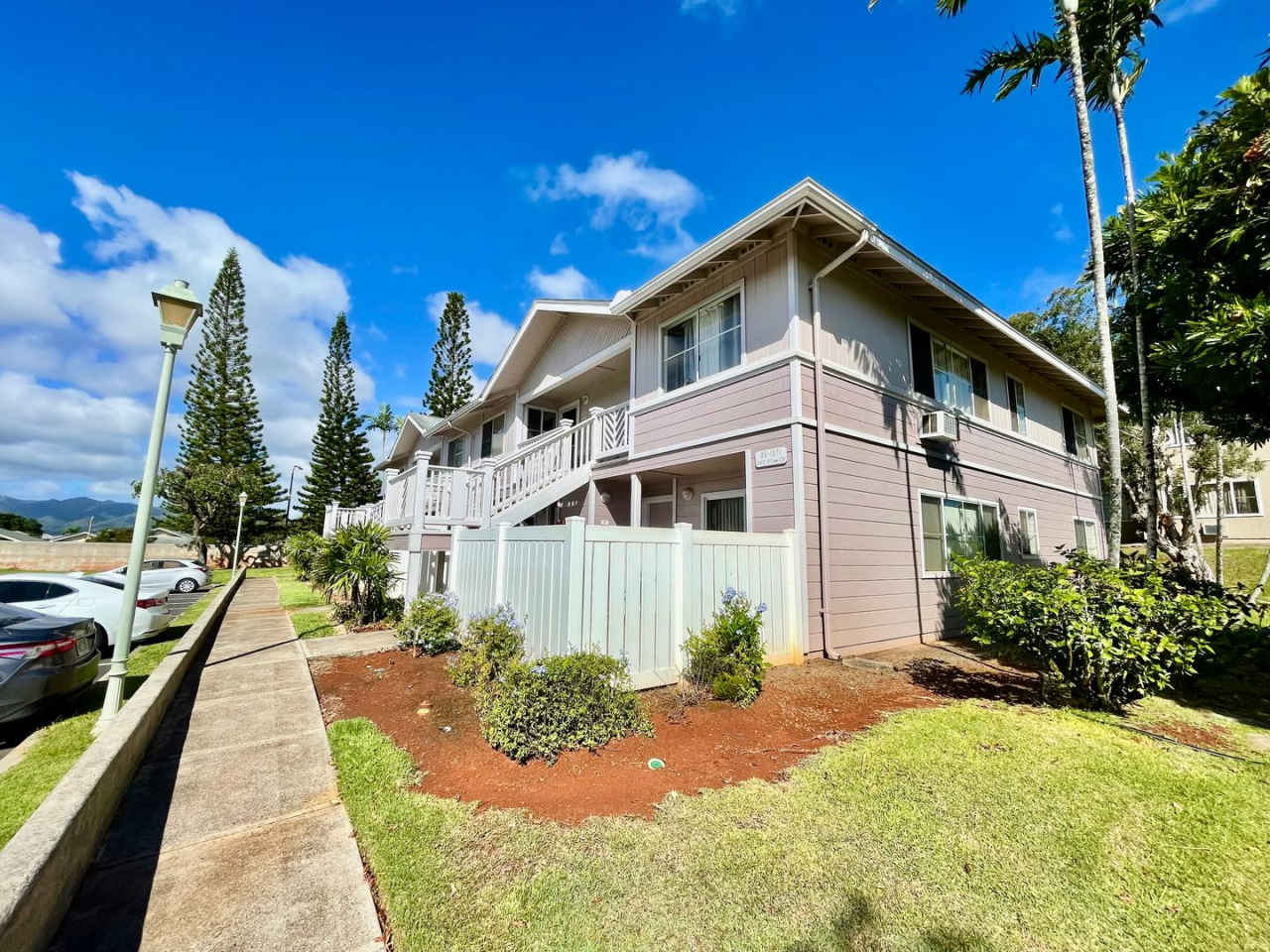 Discover a refreshed 2-bedroom, 2-bathroom residence in Mililani Mauka, complete with 2 parking spaces!