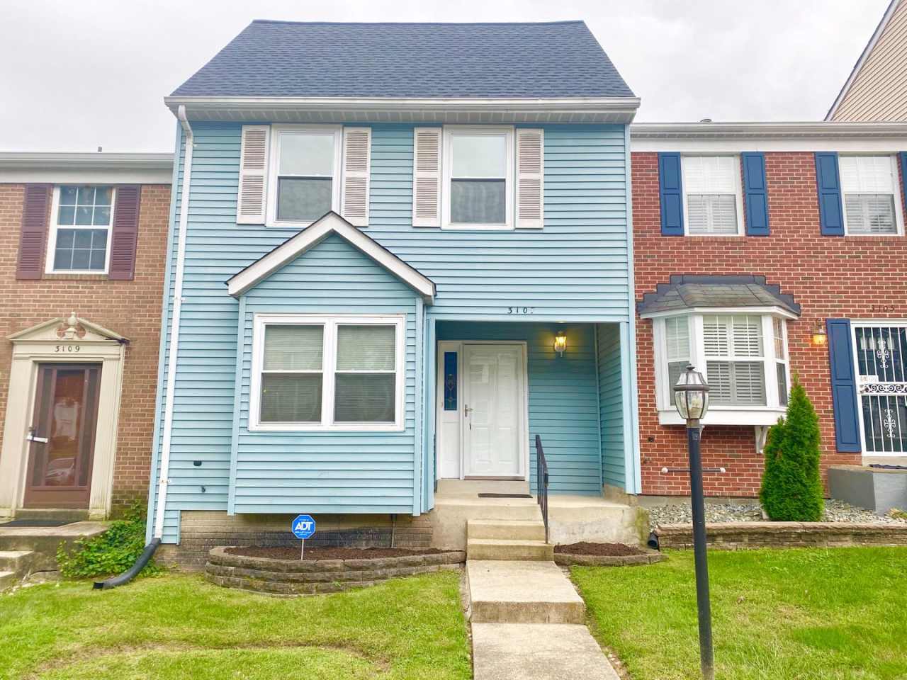 Spacious 3 Bed/2 Full  2 Half Bath Townhome in Brinkley!