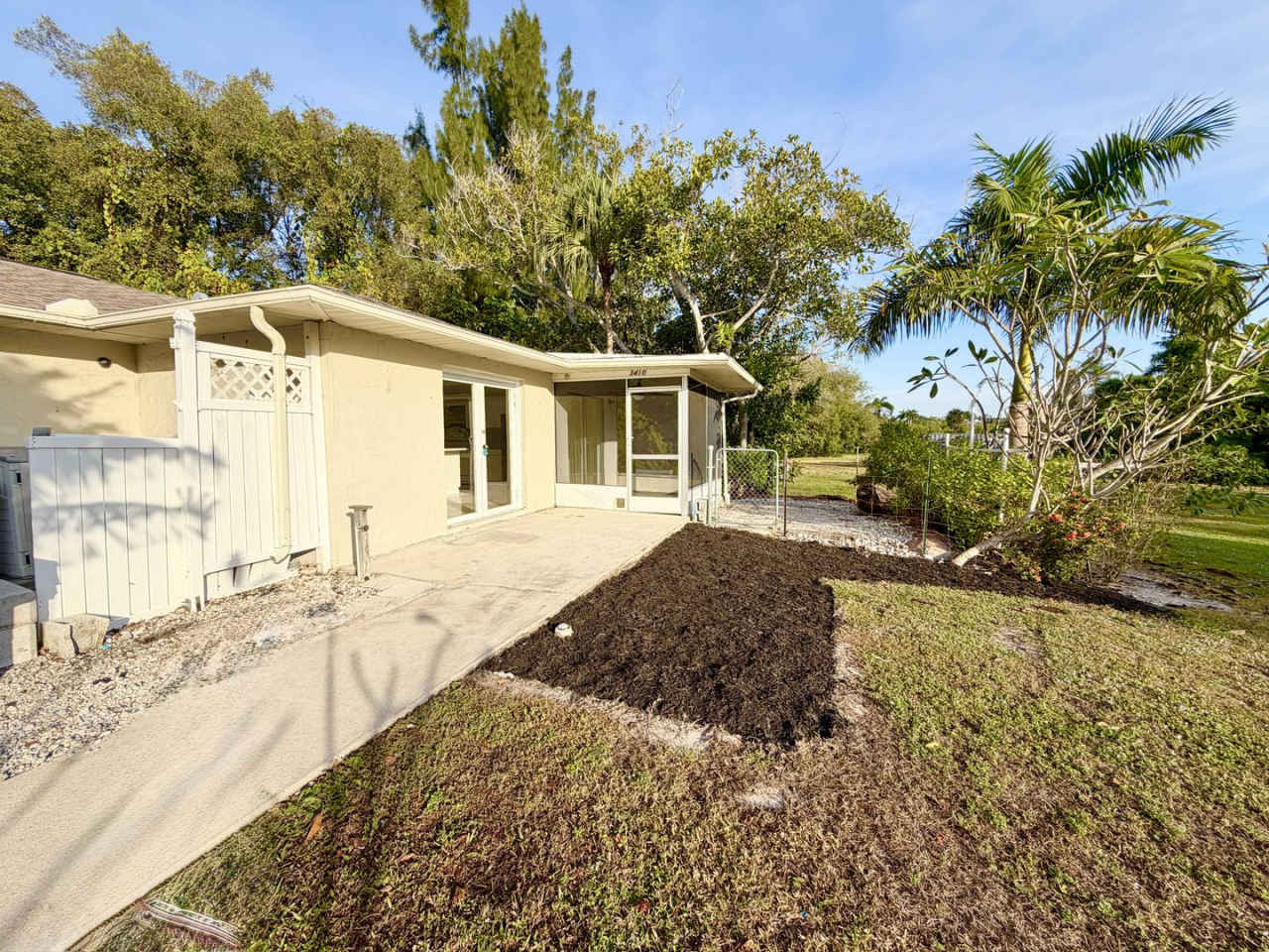 ** BONITA SPRINGS ** 2 BED / 1 BATH ** WEST OF 41 ** PET OK ** ANNUAL RENTAL **