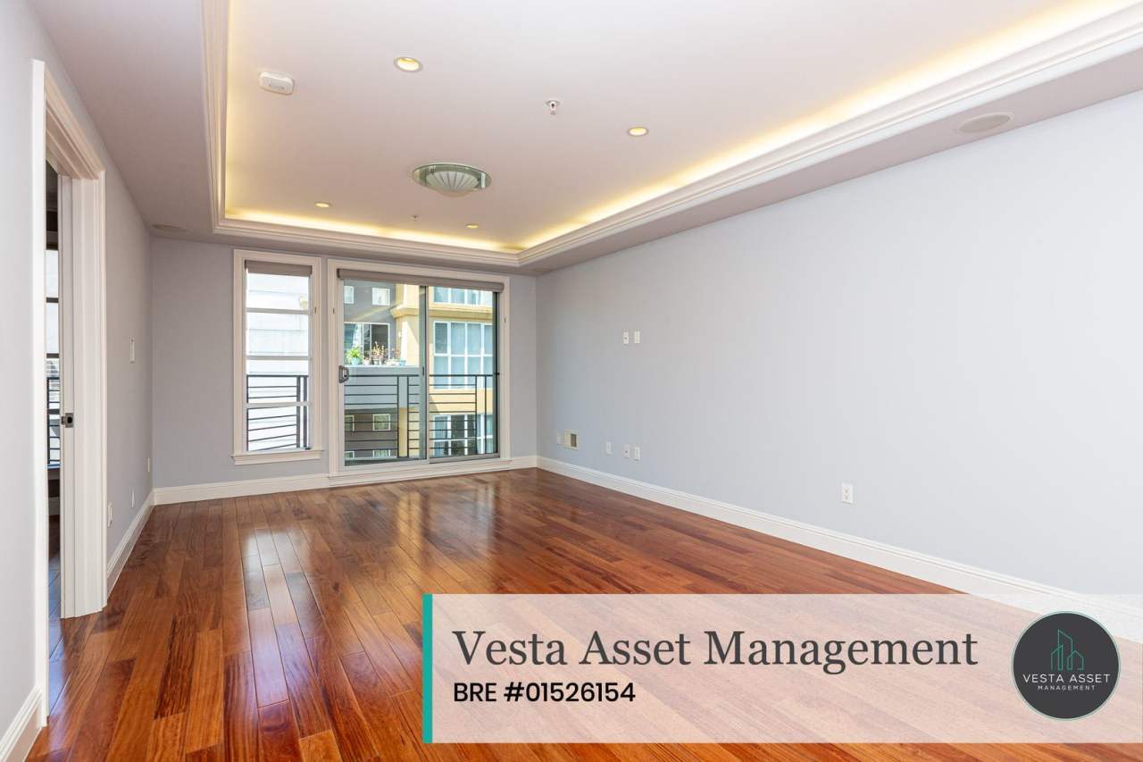 SPACIOUS TOP FLOOR 3 BED/2.5 BATH CONDO WITH WASHER  DRYER AND PARKING