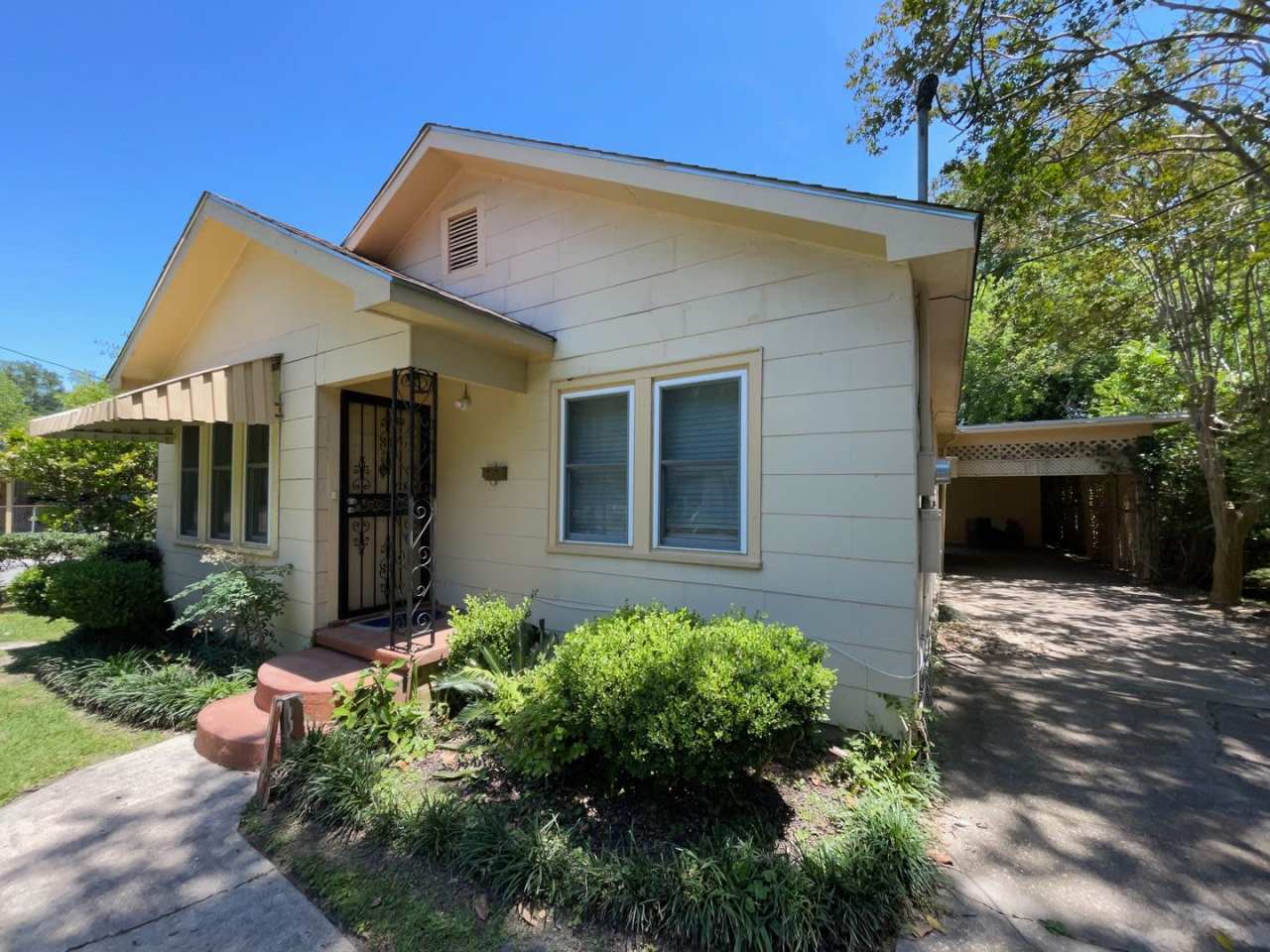 2 bedrooms 1 bath - Large Yard