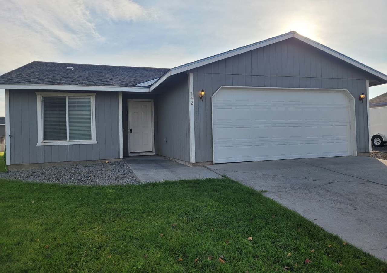 CHRISTMAS SPECIAL - FREE DECEMBER RENT- 4 Bedroom House in Ephrata