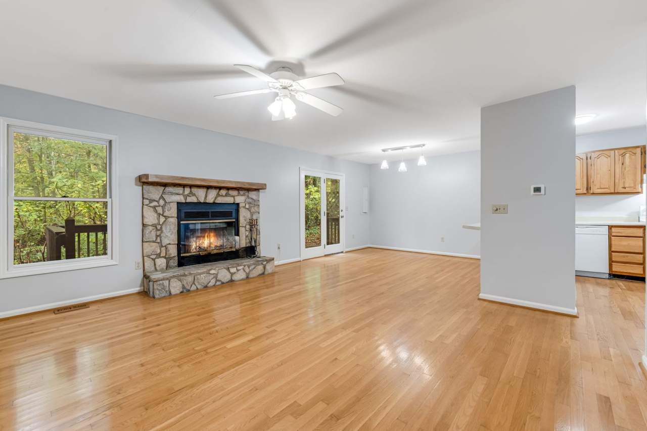 Bright 2-Bedroom Townhouse with Garage  Pool on Tunnel Road