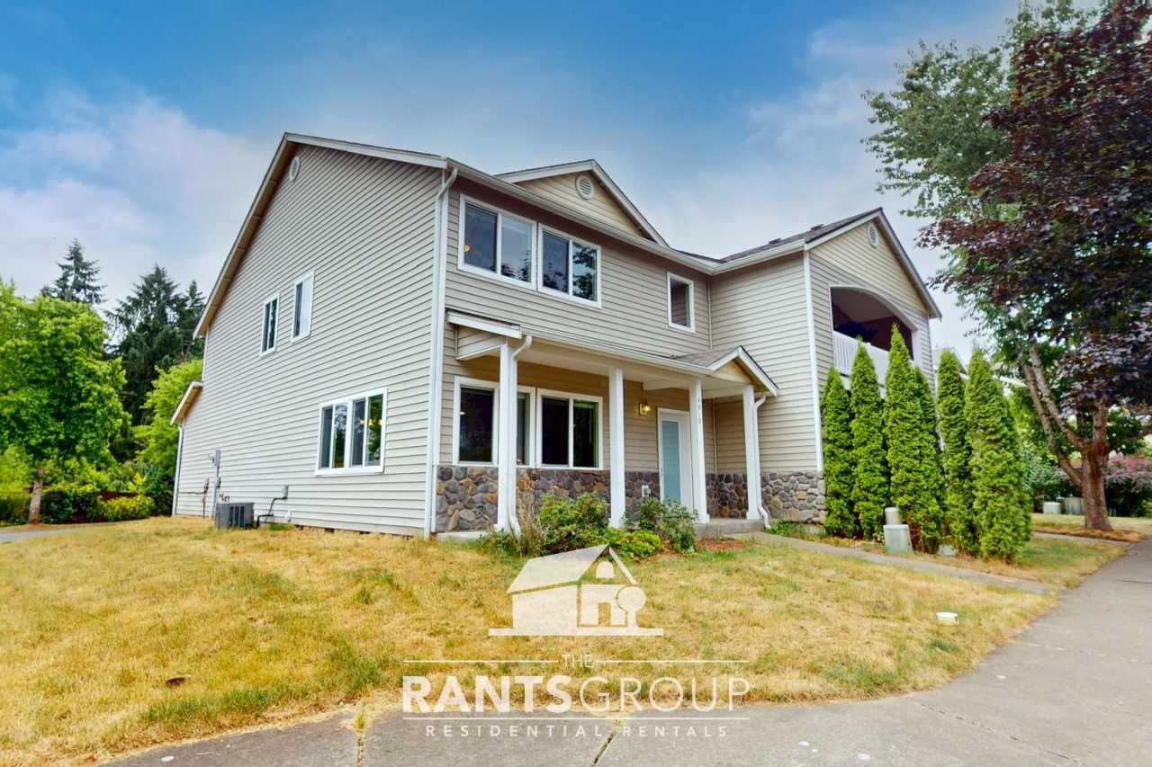 Spacious 3 Bed, 2.5 Bath Townhome in Lacey - Short walk to Rainier Vista Park!