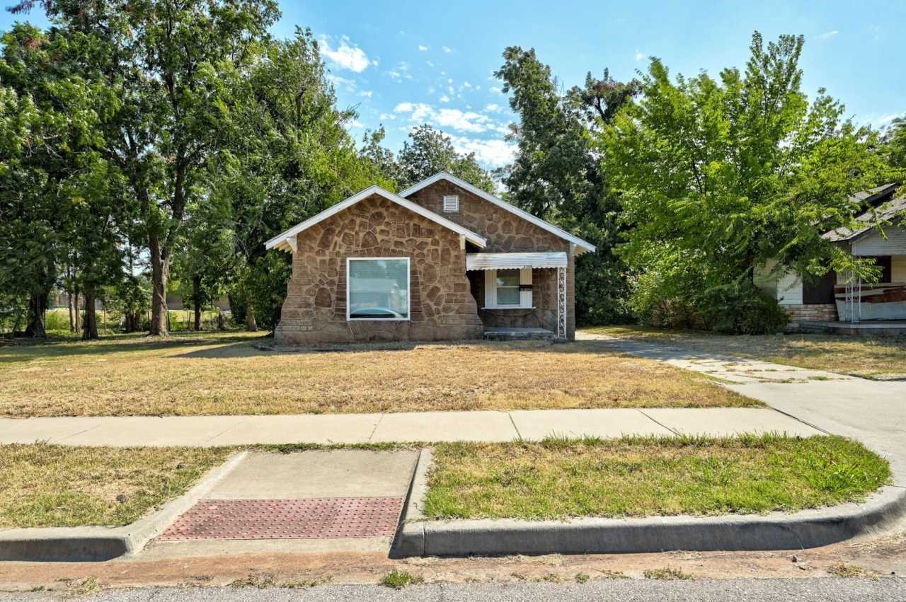 Large 2 bed / 1 bath house! 3 Minutes from I-235, and 10 Minutes from Bricktown!