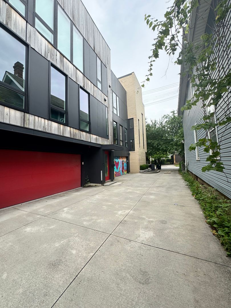 Beautiful Two Bedroom Condo w/ Rooftop Patio