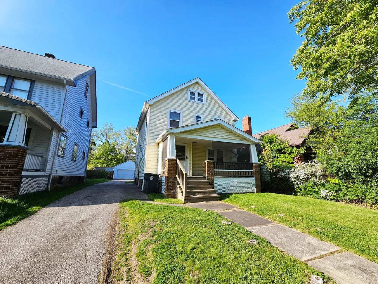 3 Beds - 1 Full Bath Colonial available for Rent!