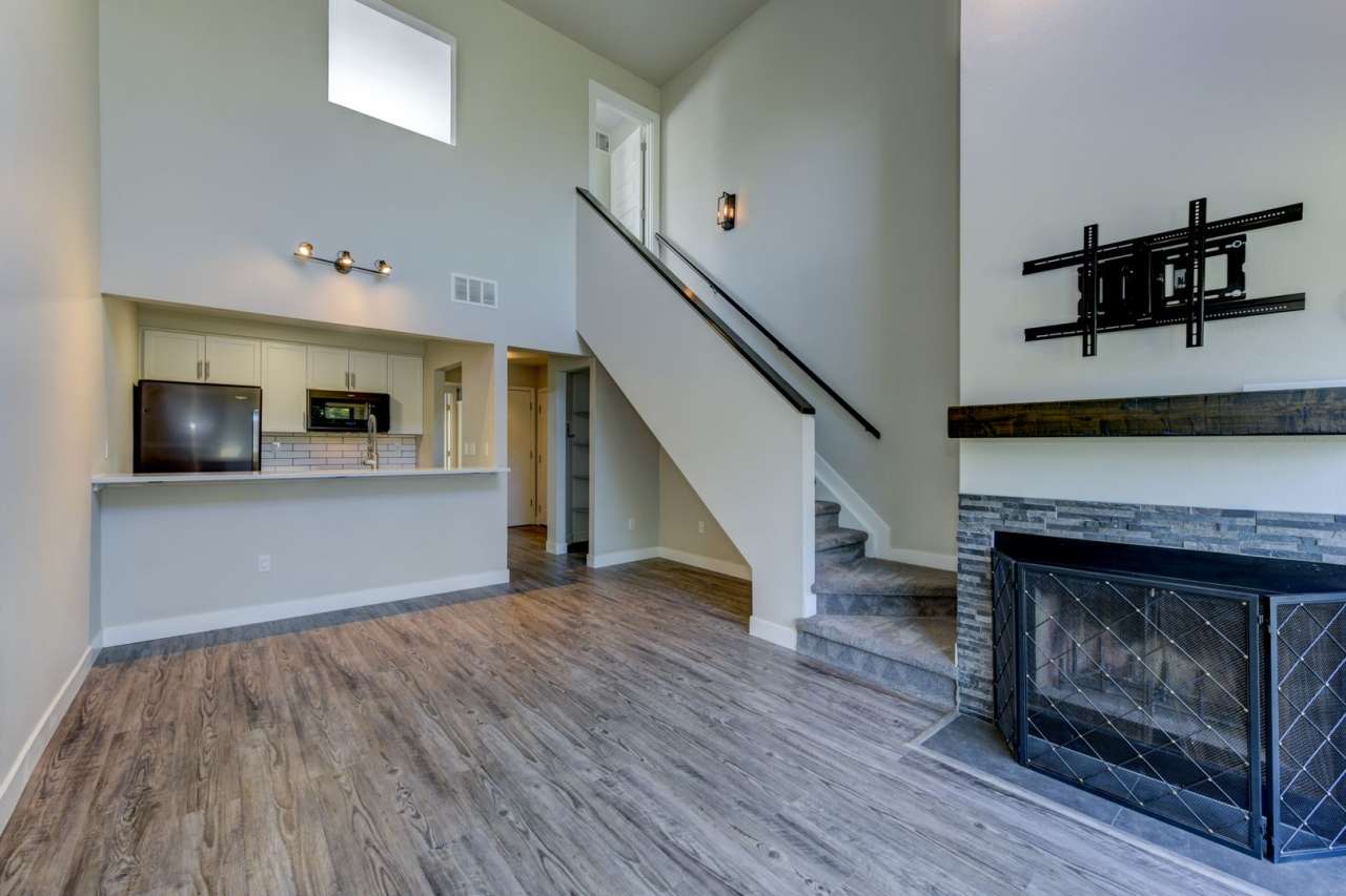 PRICE DROP!!!!! 2 Bedroom Condo in Great Location with Pool and Underground Parking!!