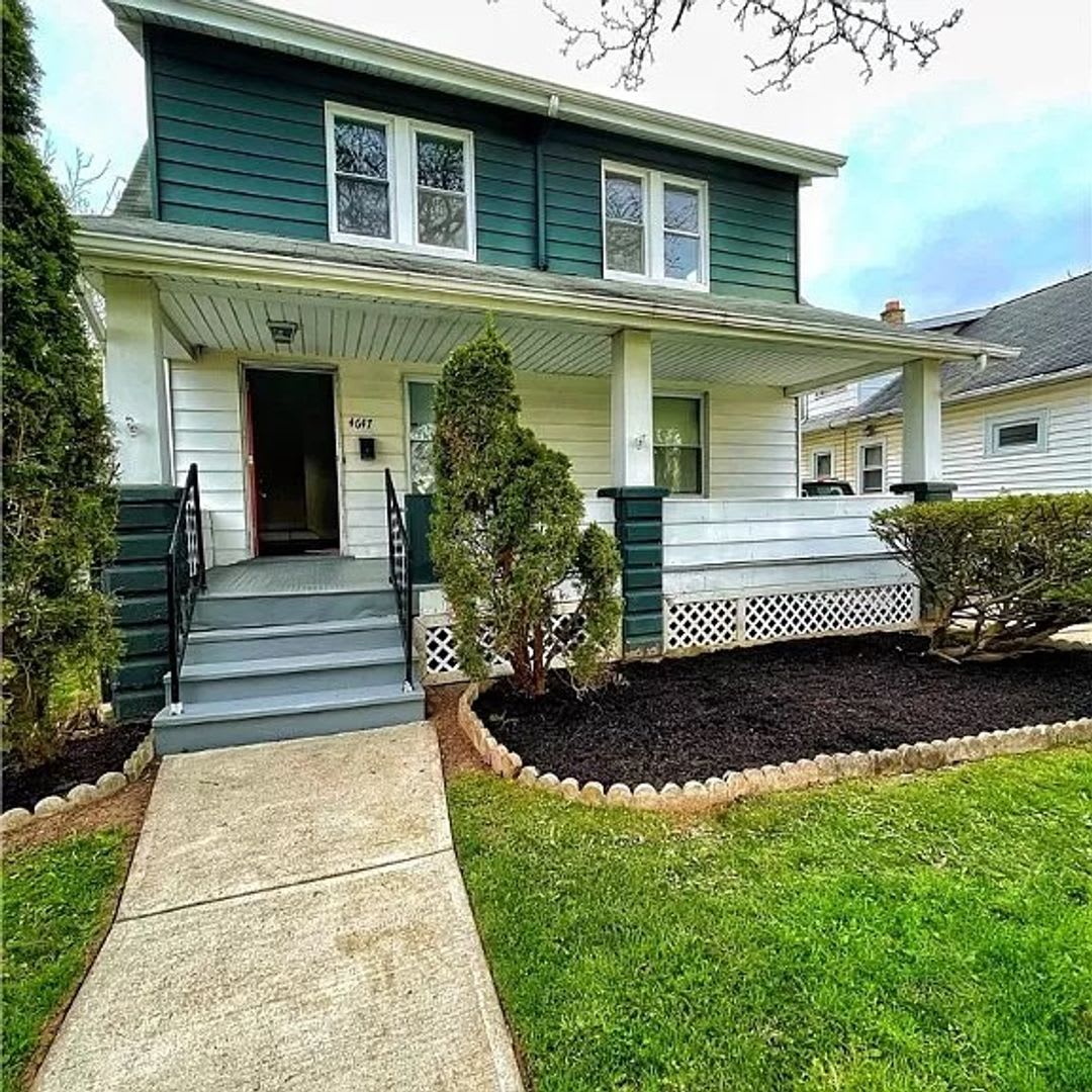 "Charming 3-Bedroom Oasis: Your Perfect Blend of Comfort and Convenience"