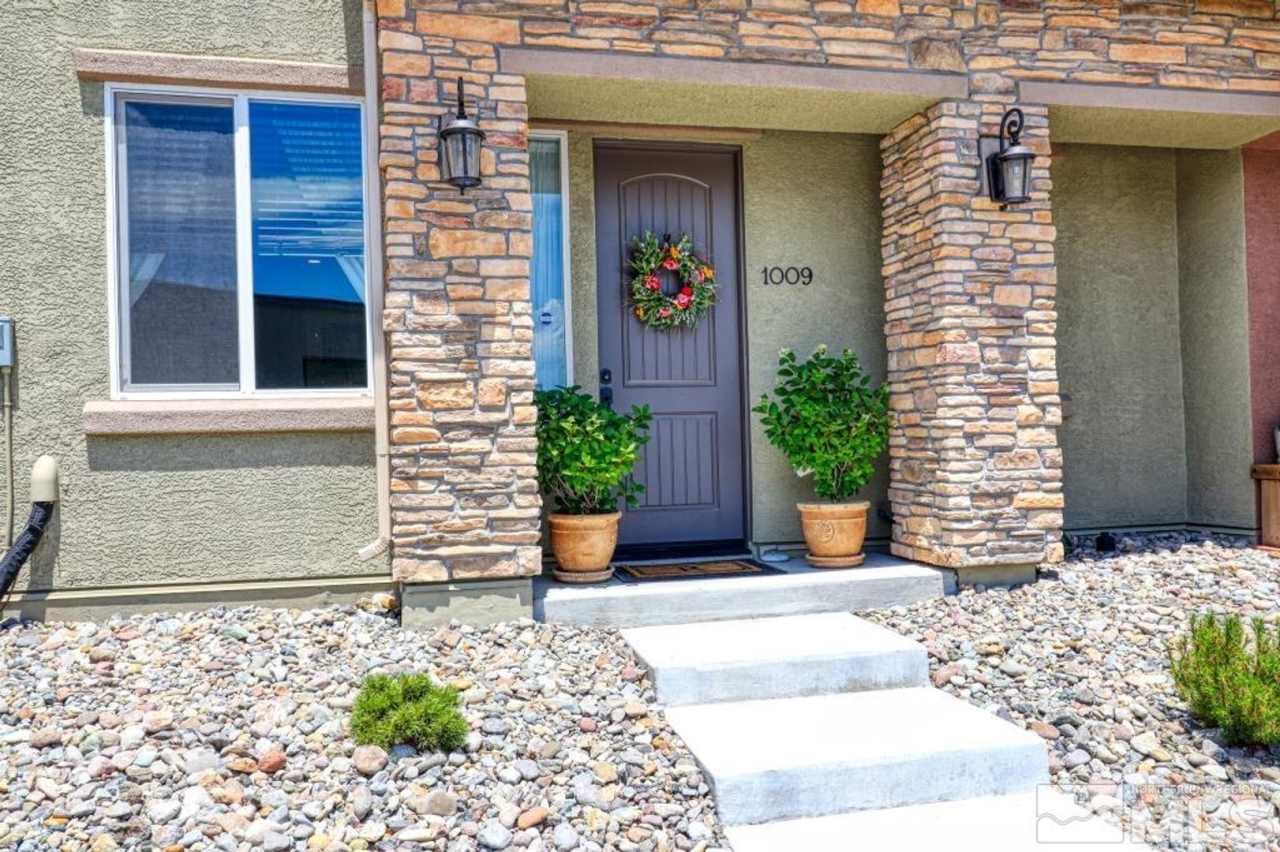 Townhome short drive to freeway. 3 bedroom 2 1/2 baths