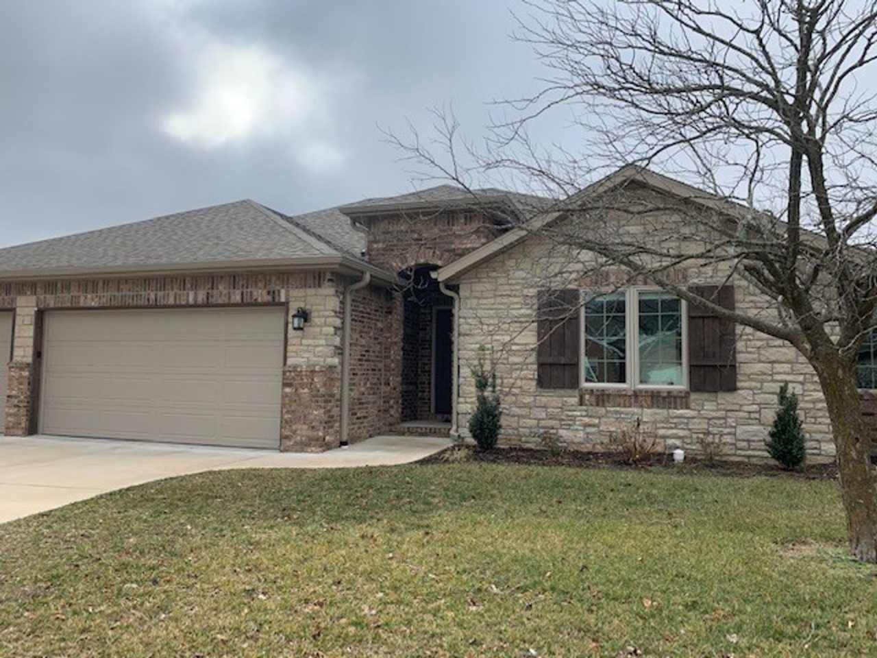 Beautiful Open Layout 3 Bedroom 2 Bath 3 Car Garage NIXA