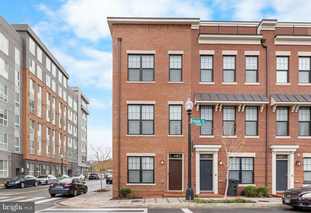725 PARKSIDE Place NE