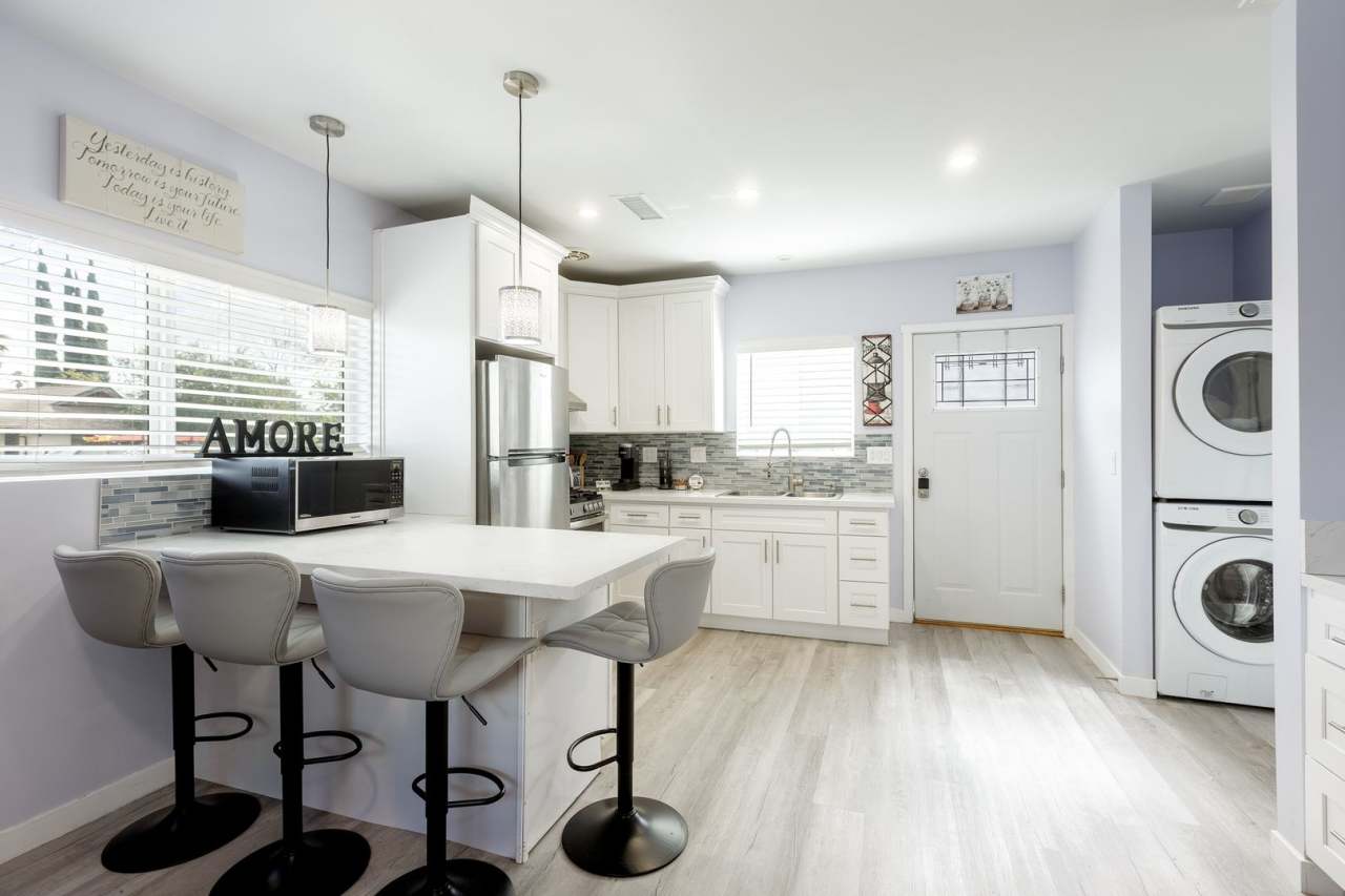 Charming Studio Garage Conversion Private Entrance!!