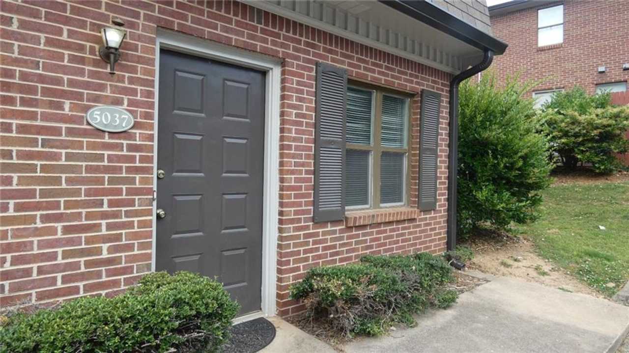 Downtown Sugar Hill Townhome - 2 bed/1.5 bath end unit