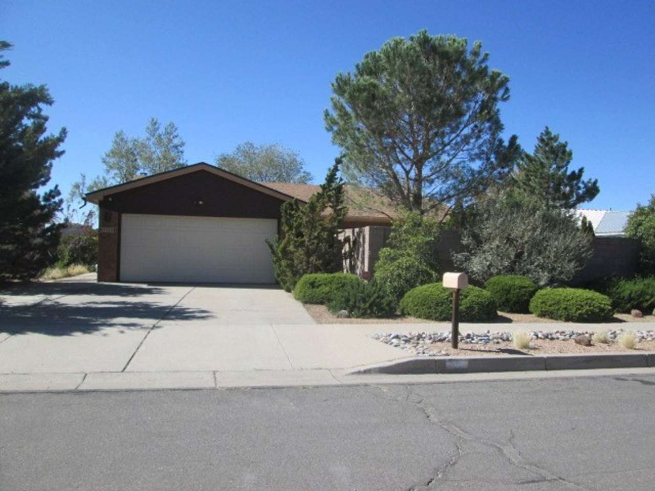 Nice 3 bedroom 2 bath located in Northeast Foothills on Cul De Sac St.