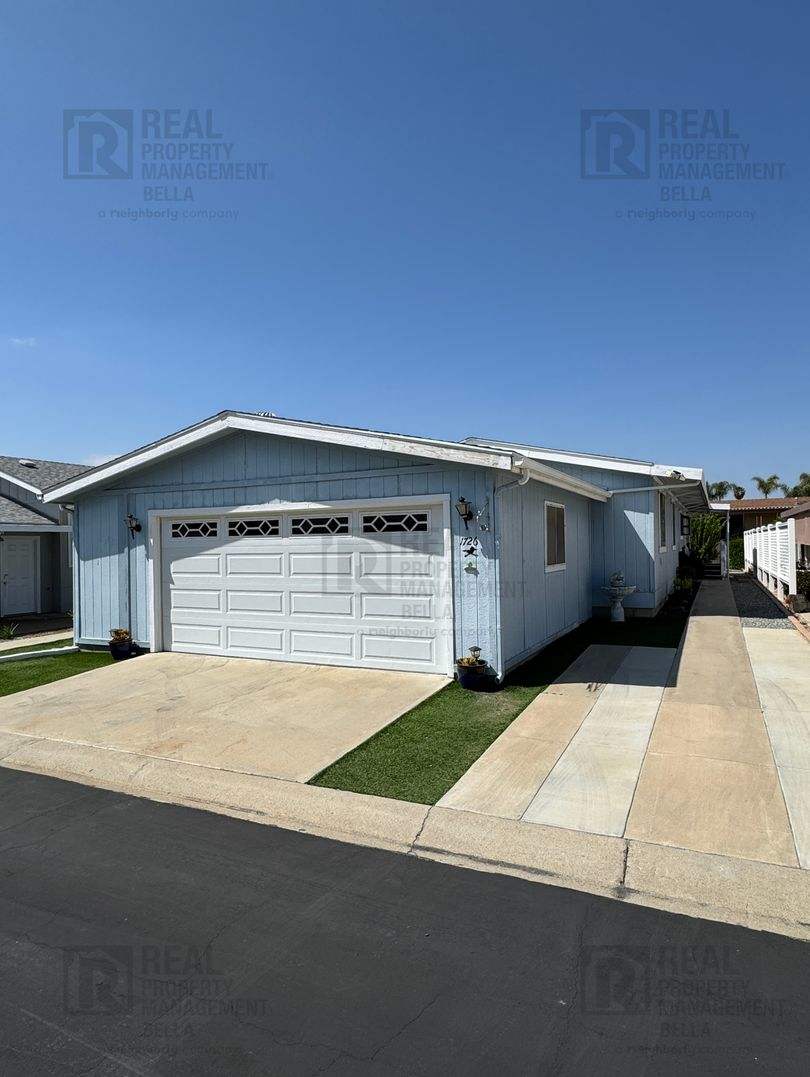 55+ COMMUNITY- Charming 2-Bed, 2-Bath Home with Sunroom in East Lake Estates – Open Floor Plan  Resort-Style Amenities!