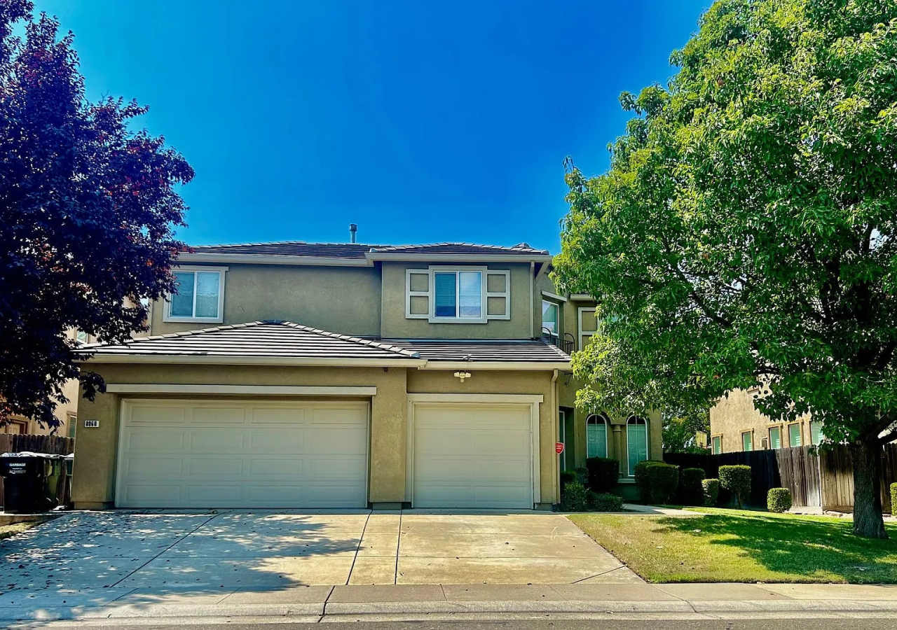 Large Executive 5 Bed, 2.5 Bath, 3000 sft., Sacramento Home for Lease.