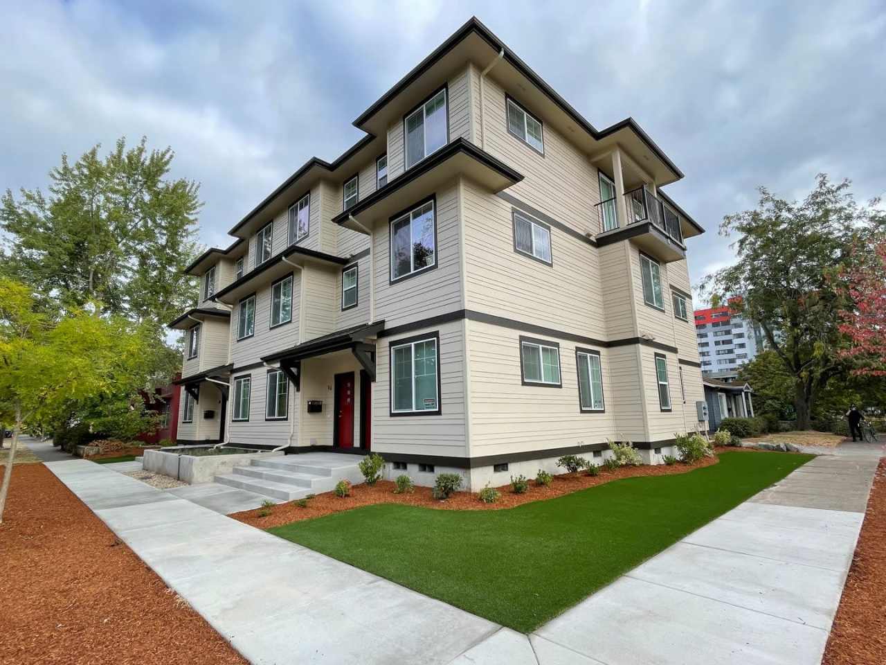 NEW 4 Bedroom / 4.5 Bath Duplex. A/C in every bedroom