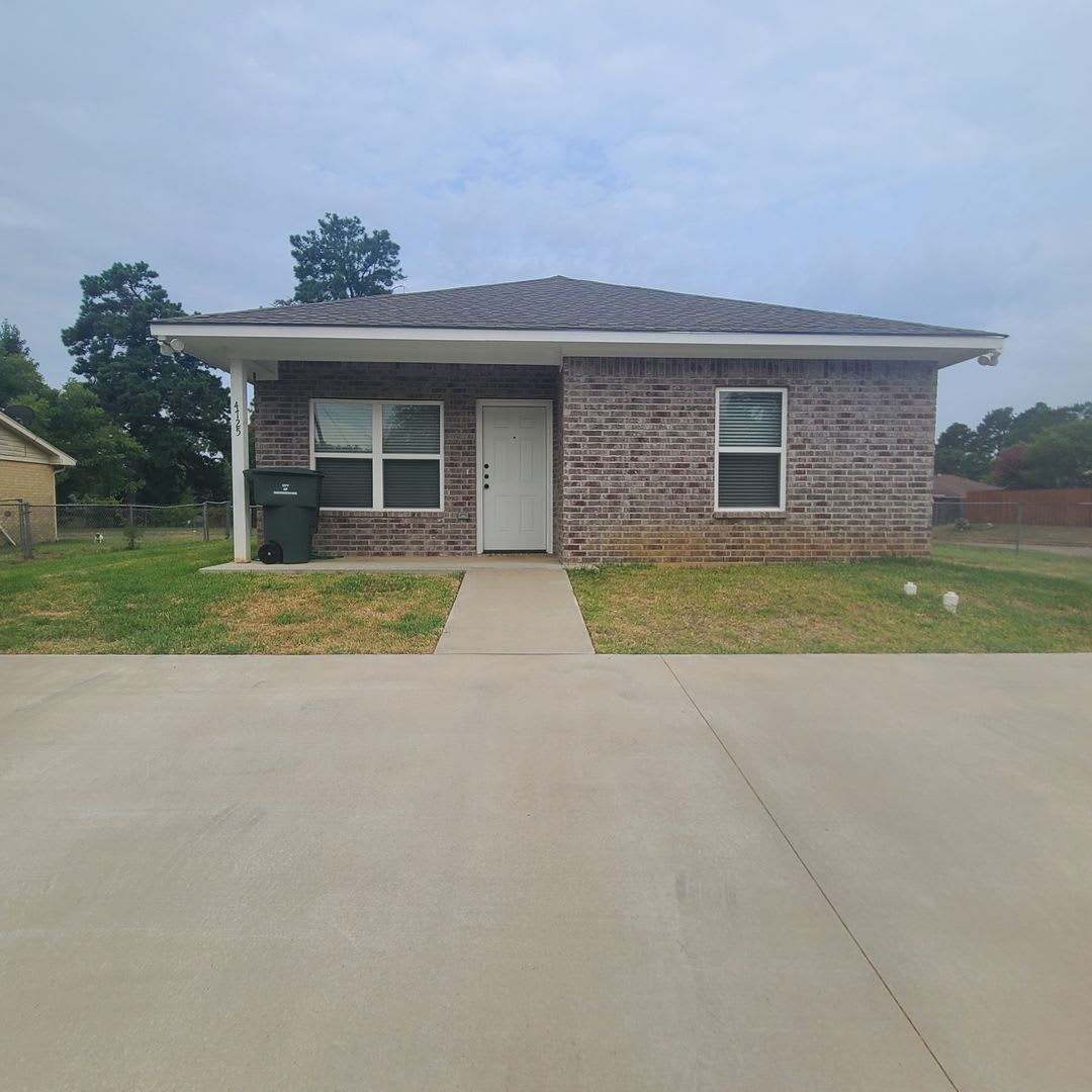 3 bedroom 3 bathroom home available in July!