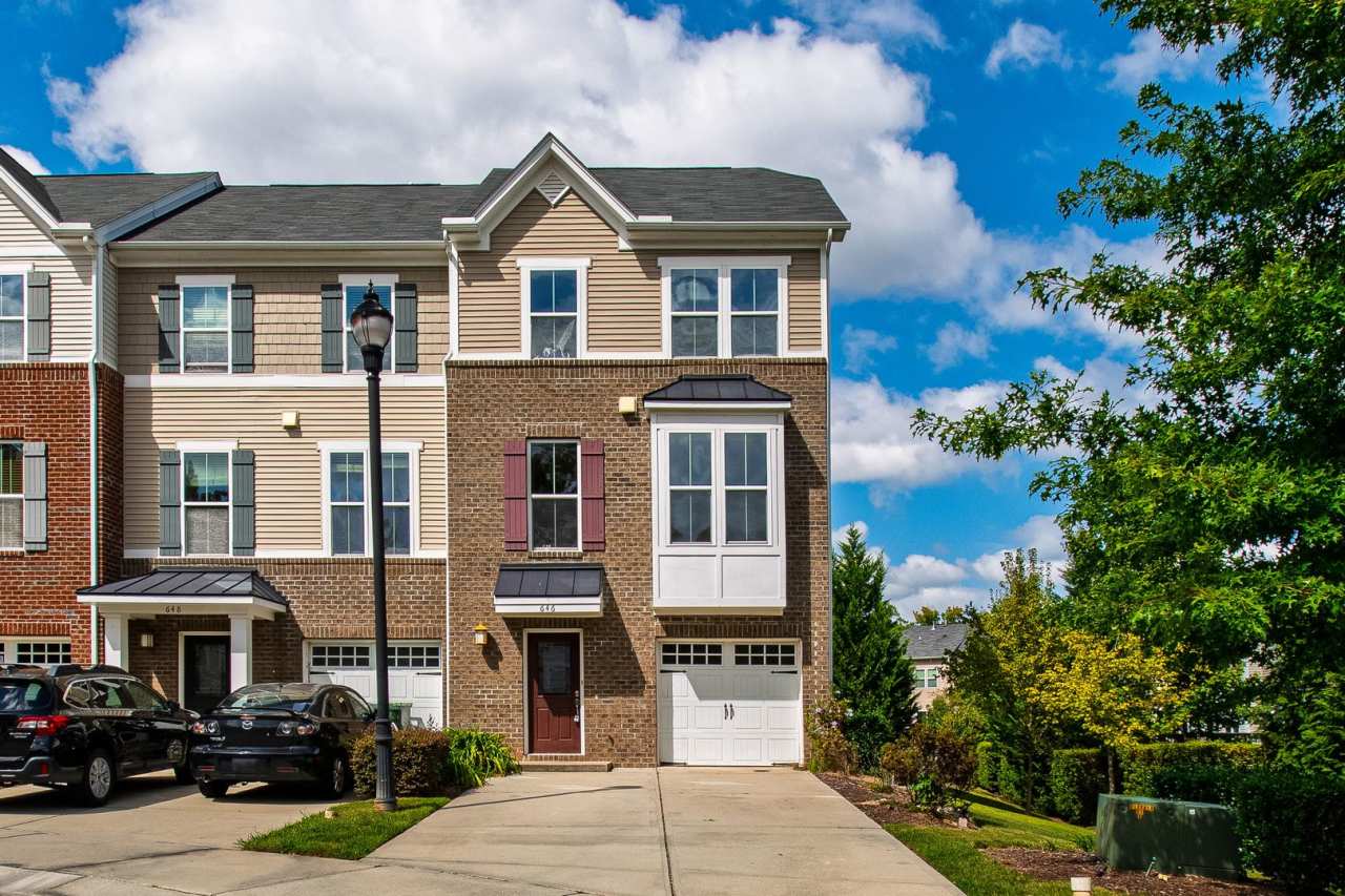 Beautifully Maintained 4BR/3.5BA End-Unit Townhome in Twin Lakes