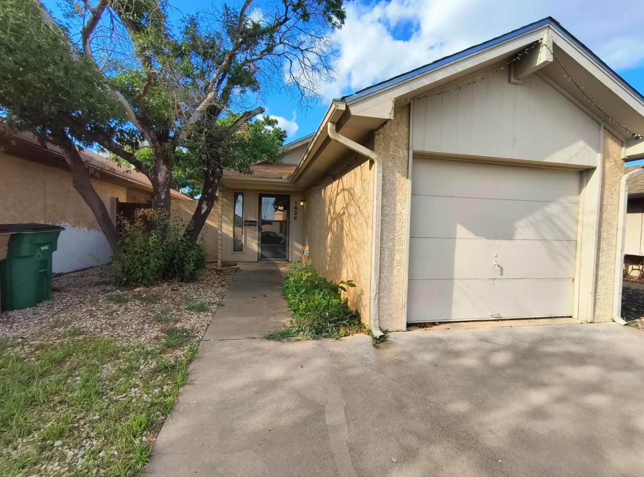 Spacious 2 bedroom 2 bath townhome AVAILABLE NOW!!!!