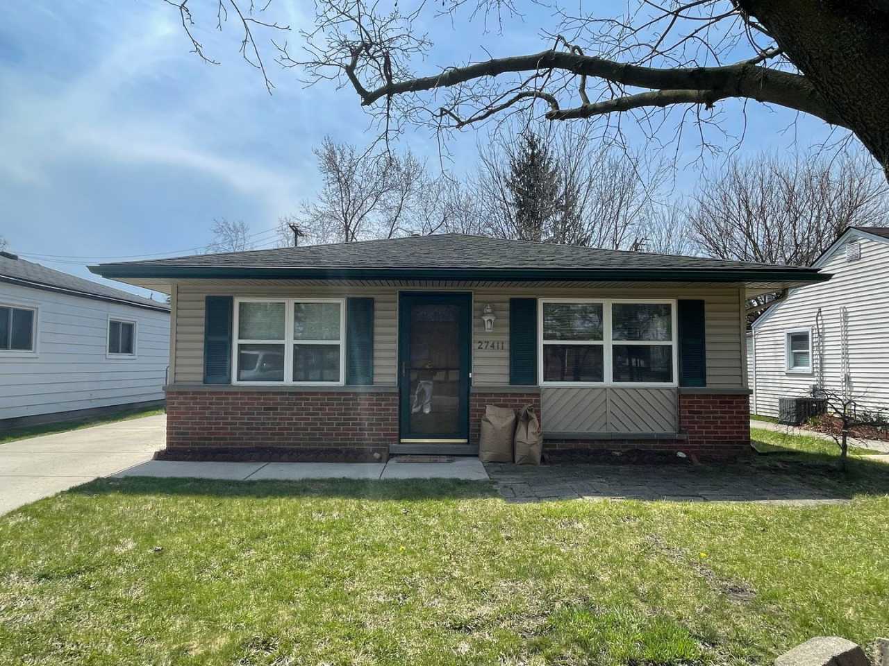 3 BED 1 BATH SINGLE FAMILY, RANCH STYLE HOME ----- LONG ST. LIVONIA