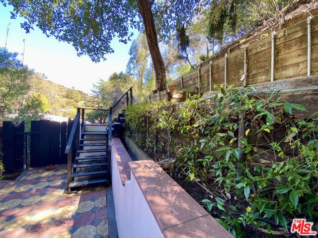 8570 Wonderland Avenue