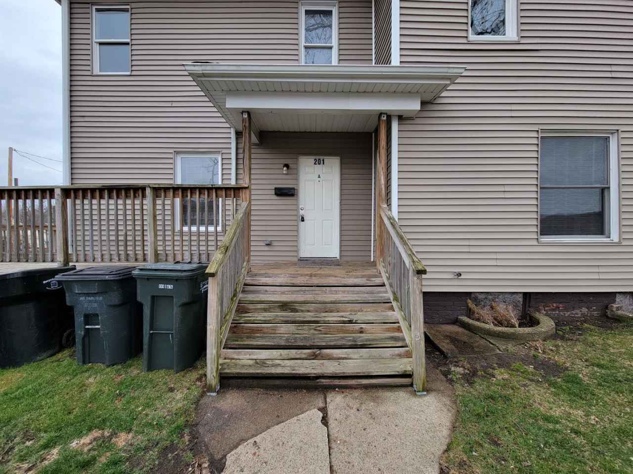 3 bed, 2 bath. Close to ND