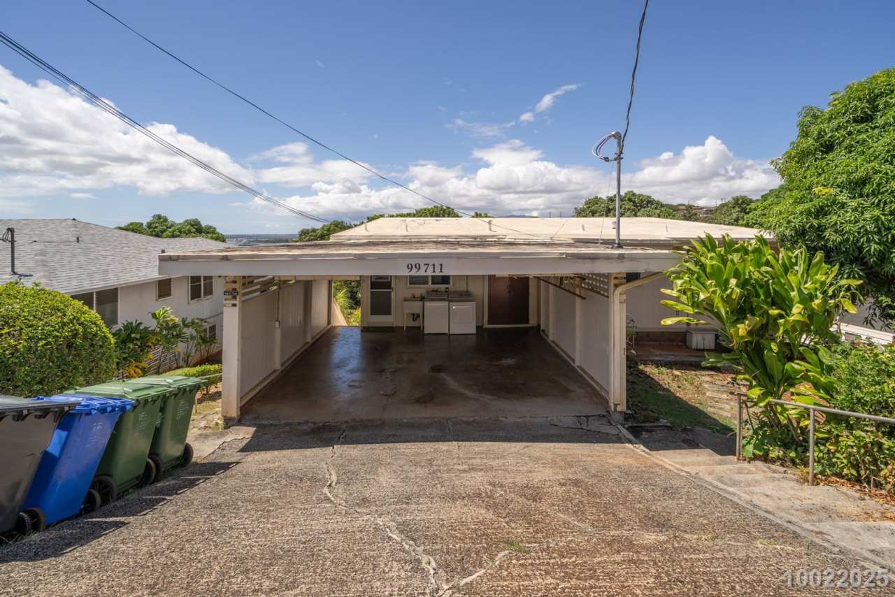 Partially Renovated Upstairs/Downstairs 4 BD 2 BA home in Aiea ($500 off the first month’s rent if moved in before November 30, 2025)
