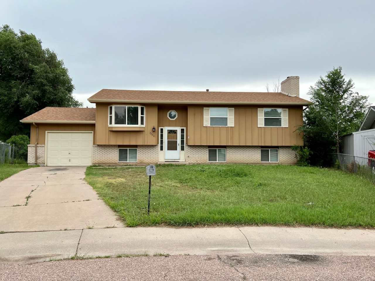 Bi-level 4 bedroom/2.5 bath in Fountain