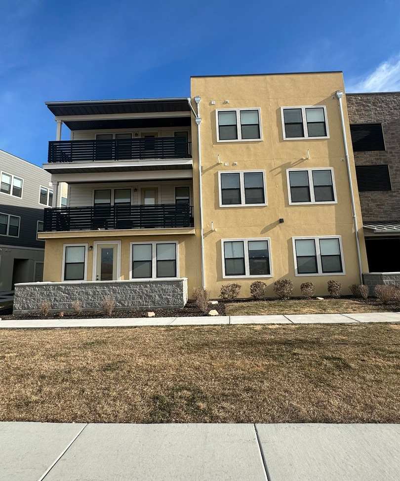 COME SEE THIS BEAUTIFUL CONDO!