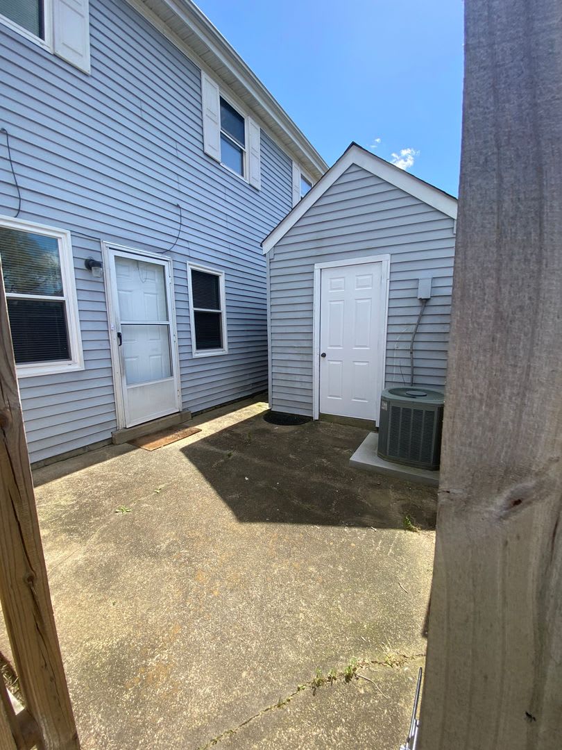 Spacious Townhouse with Fenced Backyard