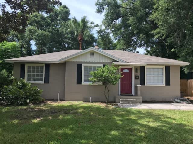 Near Lake Hollingsworth, Hardwood floors throughout, 3/1