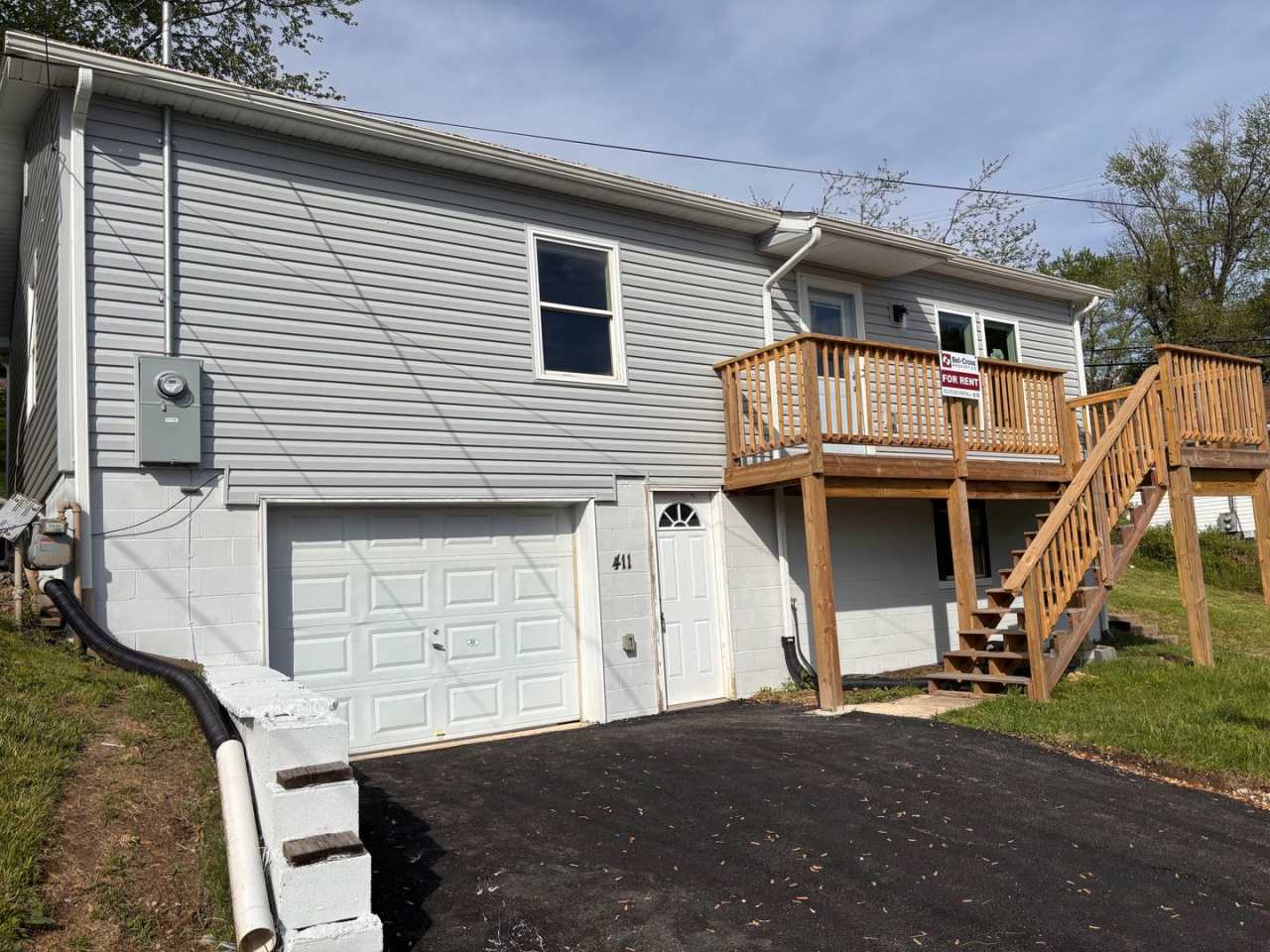 Newly Remodeled- 3 Bedroom, 2 Bath House with a River View! - Available Now through 2026