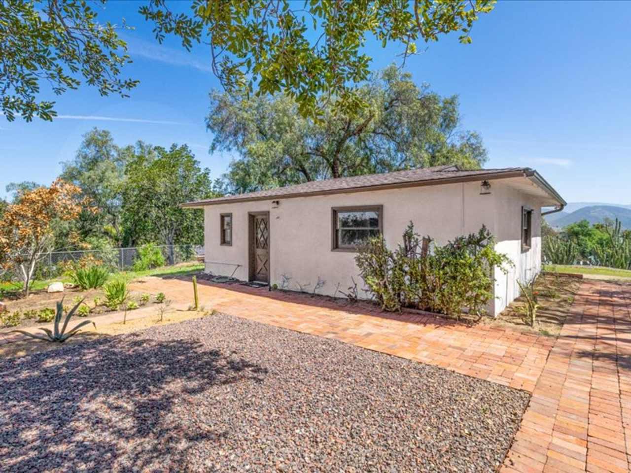 Cozy newly renovated 1 bedroom home with amazing views and its own parking