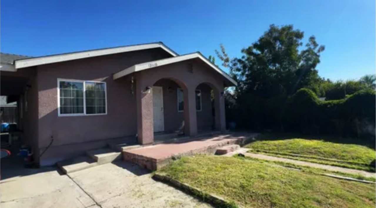 Beautiful home in the heart of Cutler, CA!