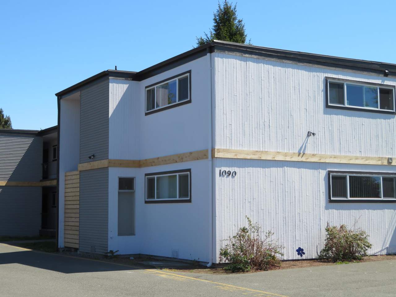 1090 Columbia Avenue, 102