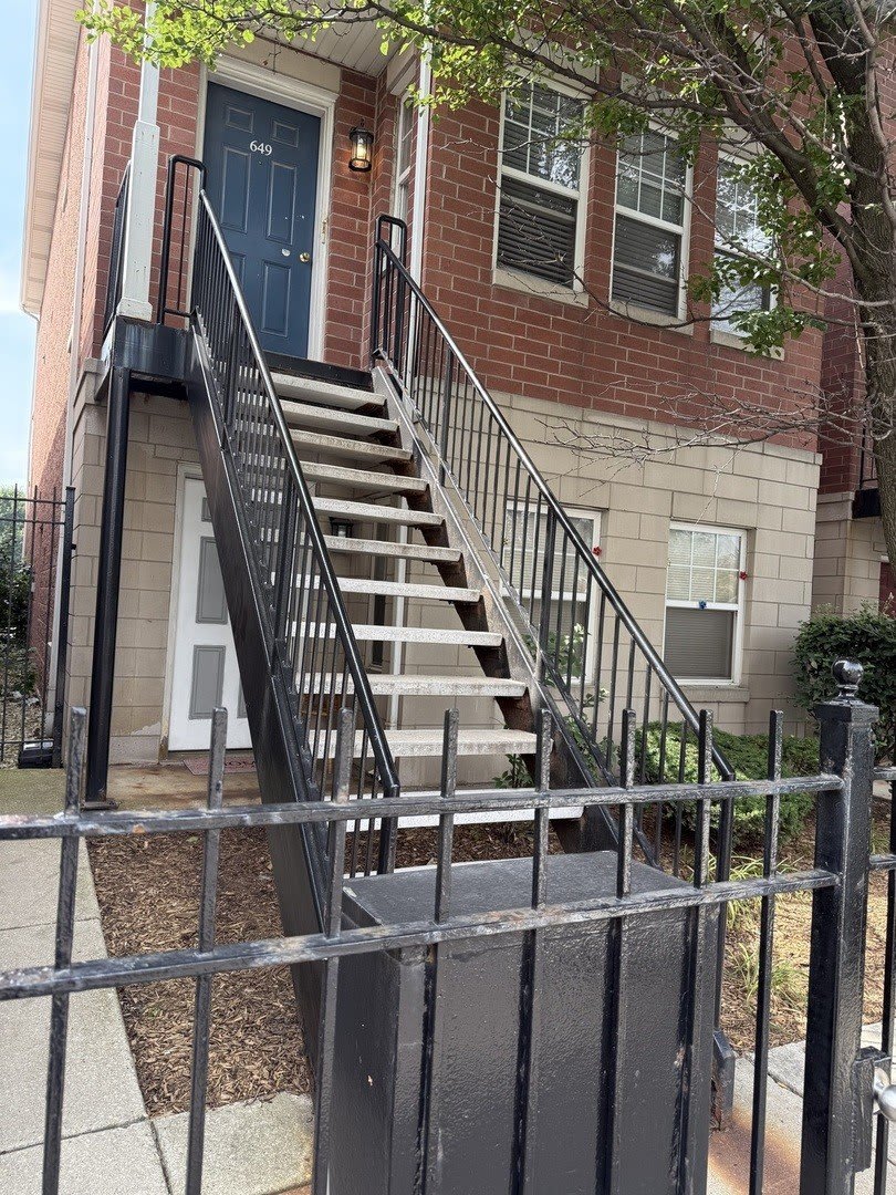 649 W Division Street