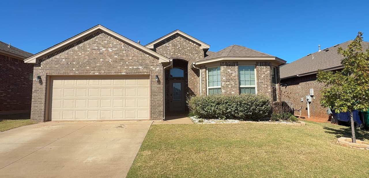 Beautiful 4 Bedroom Home in Mustang Schools