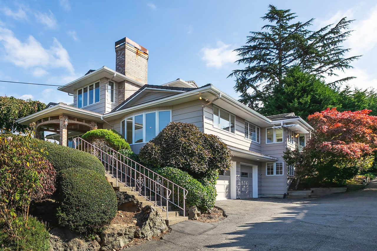 Normandy Park House: Picturesque Views, Sport Court, Upgrades Throughout