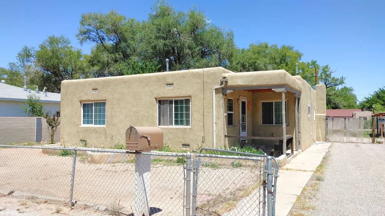 Delightful 3 Bedroom, 1 Bathroom Home in the SW!