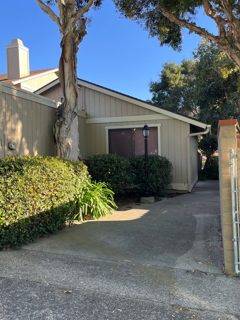 2 Bedroom, 2 Bathroom home on King Court.