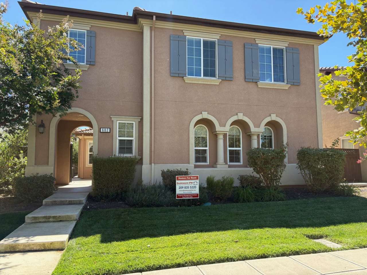 Large executive home close to Questa school!