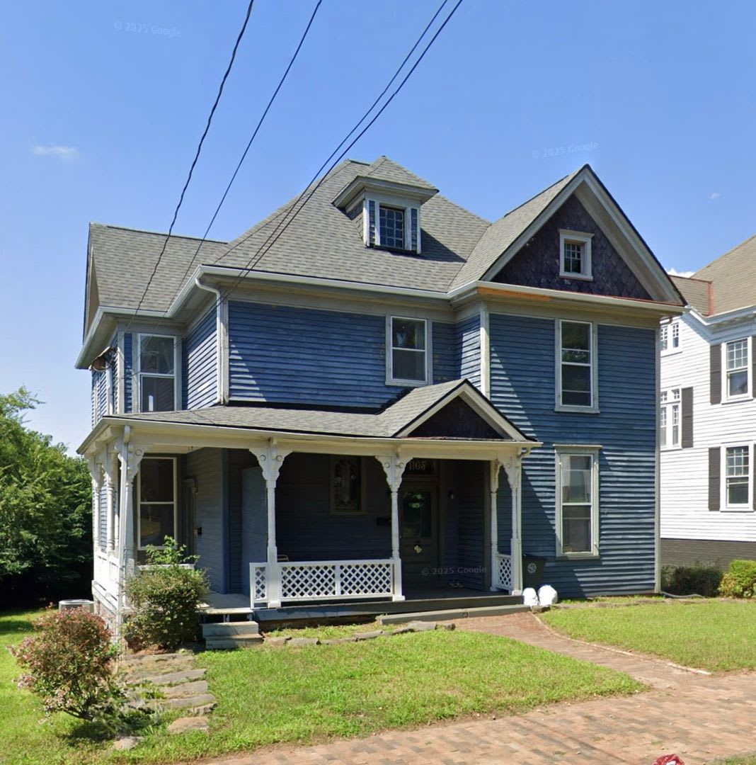 3 Bedroom || 1 Bathroom Upstairs Duplex Unit