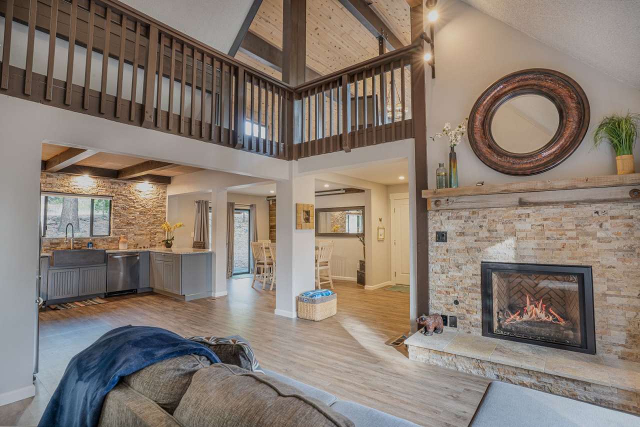 SKI LEASE: Family Home with 1-Car Garage, Gas Fireplace, Bonus Room, Near Northstar