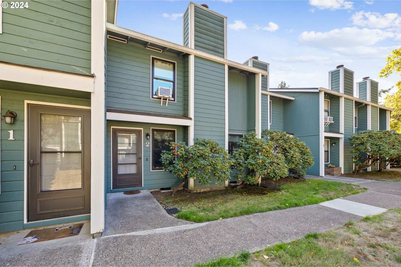 $500 off 1st Rent - Spacious 3 bedroom, 1.5 bathroom Townhouse, Lush Greenspace