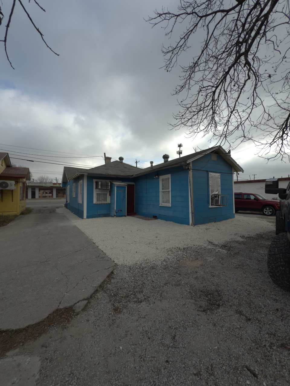 500 W Hildebrand Ave